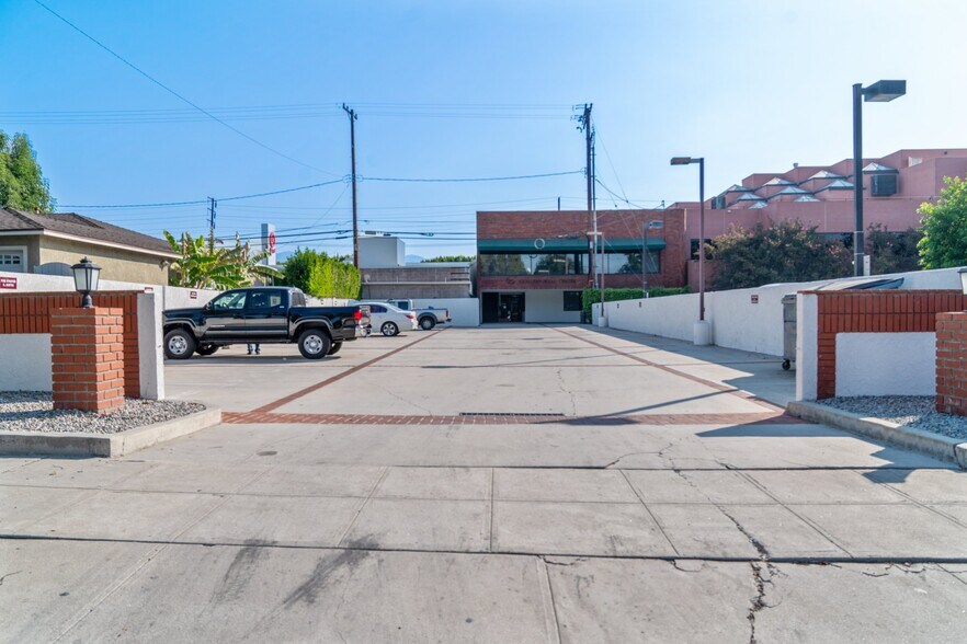 More Photos Of 1023 N Hollywood Way, Burbank Office For Lease