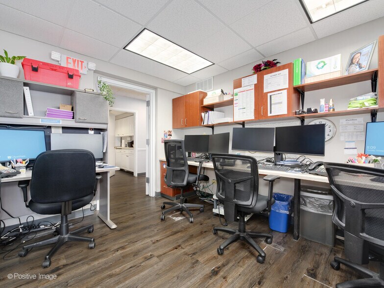 More Photos Of 9631 Gross Point Rd, Skokie Medical For Sale