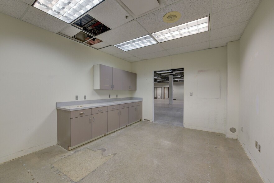 More Photos Of 1320 Taylor St, Elyria Warehouse For Lease