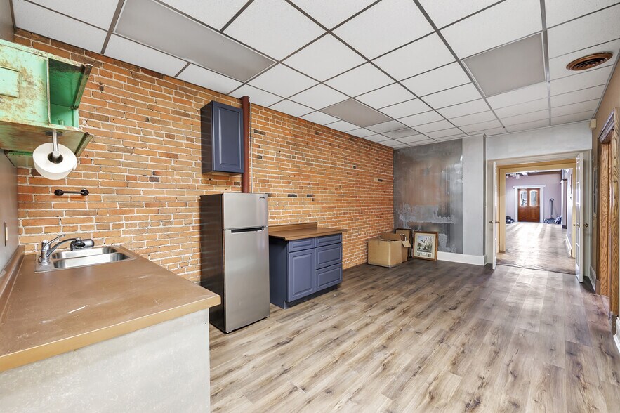 More Photos Of 215 N Washington St, Green Bay Loft Creative Space For Sale