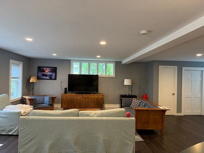 More Photos Of 173 Port Rd, Kennebunk Freestanding For Sale