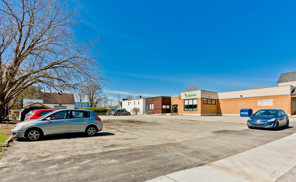 More Photos Of 22 Rue Saint-Joseph, Sherbrooke Drugstore For Lease