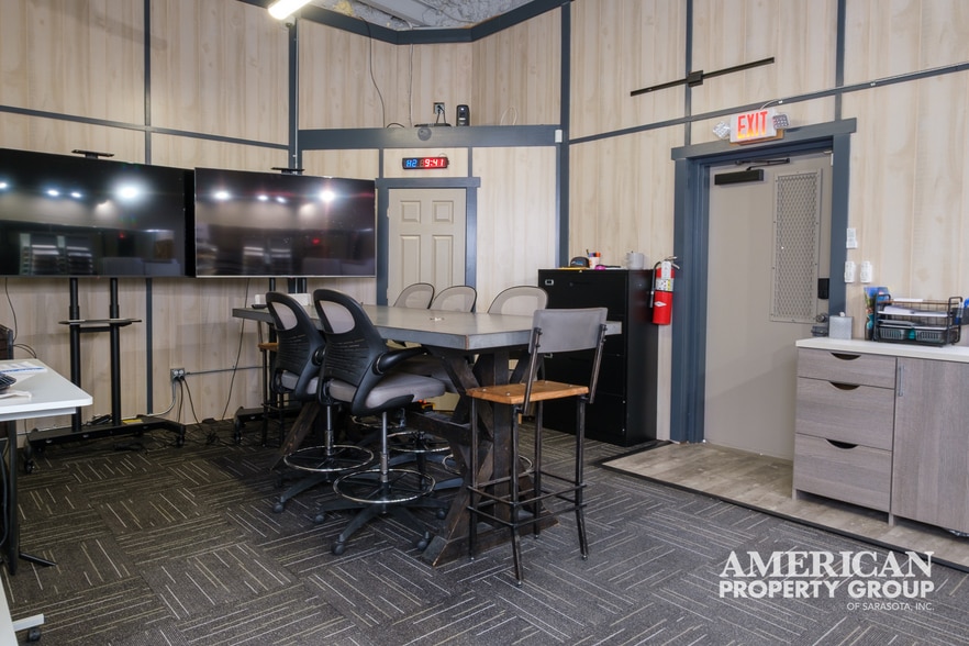 More Photos Of 520 Colonia Ln E, Nokomis Showroom For Sale