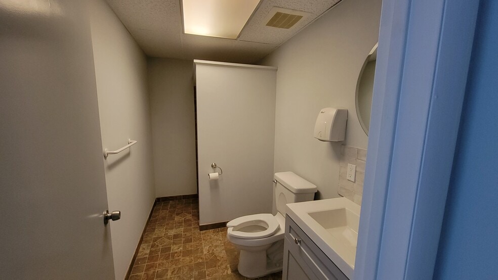 More Photos Of 14 Park Dr, Franklin Warehouse For Lease