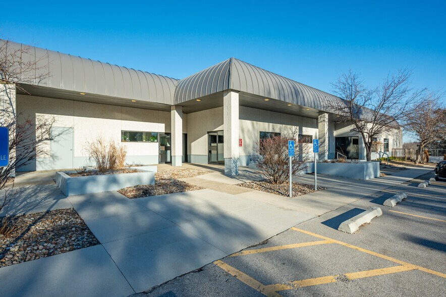 More Photos Of 1701 22nd St, West Des Moines Medical For Lease