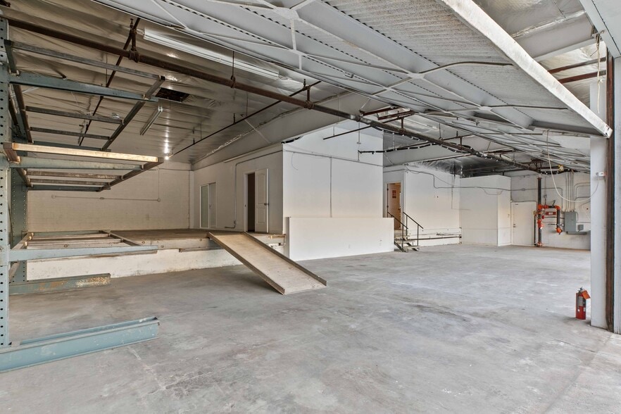 More Photos Of 11800 Vose St, North Hollywood Warehouse For Lease