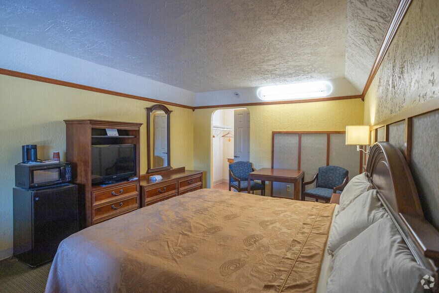 More Photos Of 220 N 2nd St, Canadian Hotel For Sale