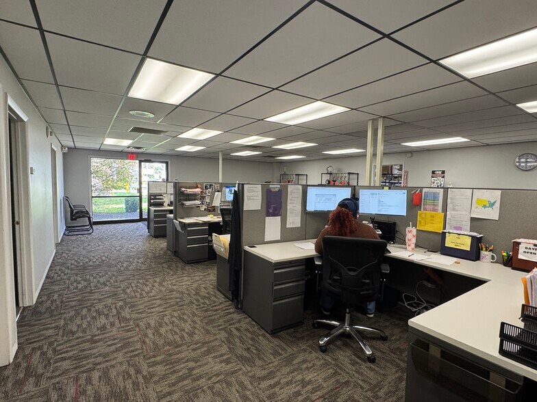 More Photos Of 601 Heron Dr, Logan Township Flex For Lease