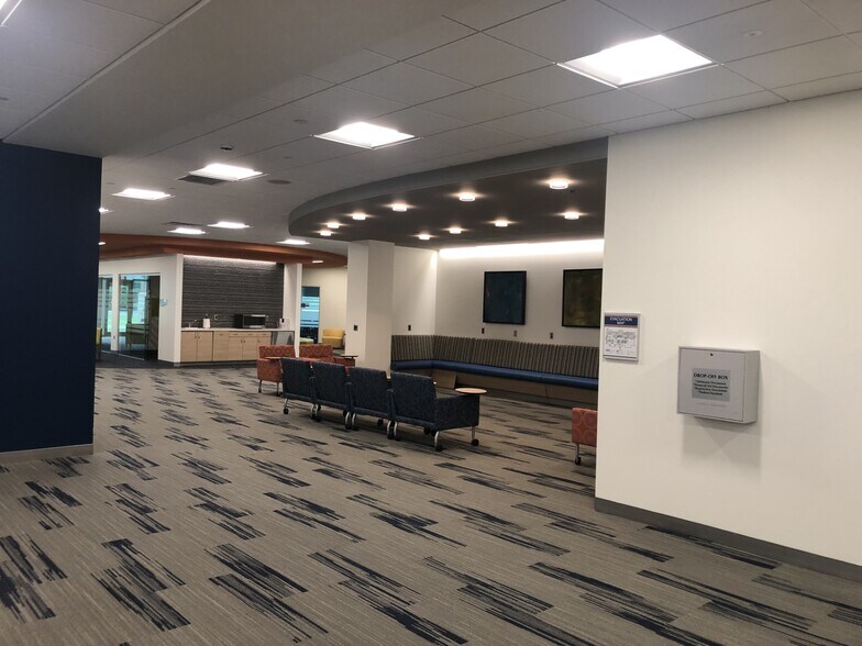 More Photos Of 850 Greenfield Rd, Lancaster Schools For Lease