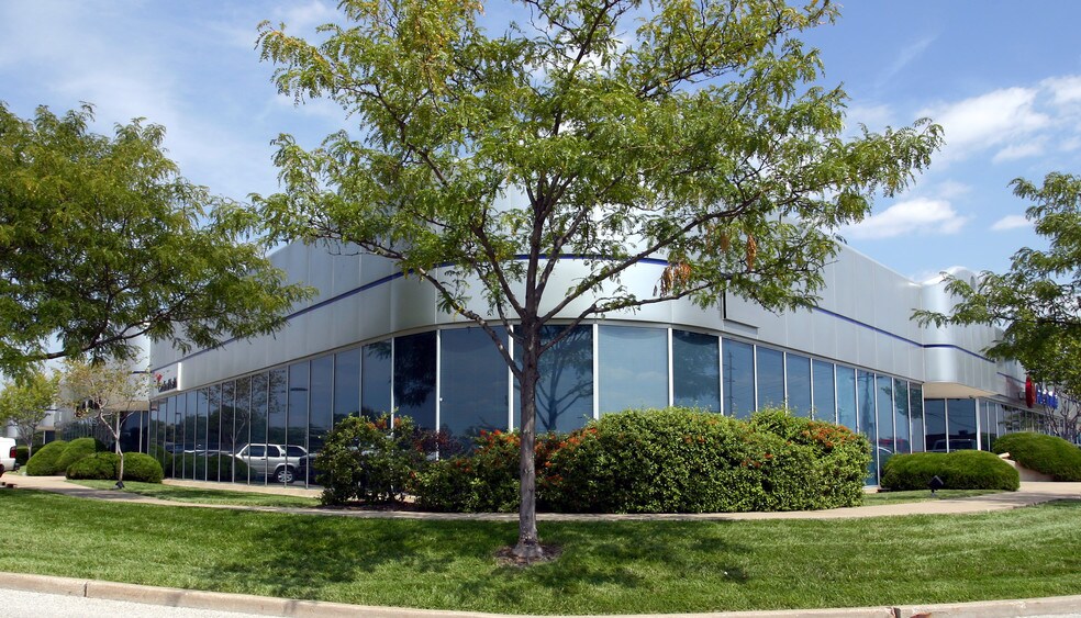 More Photos Of 1901-1939 Belt Way Dr, Overland Showroom For Lease