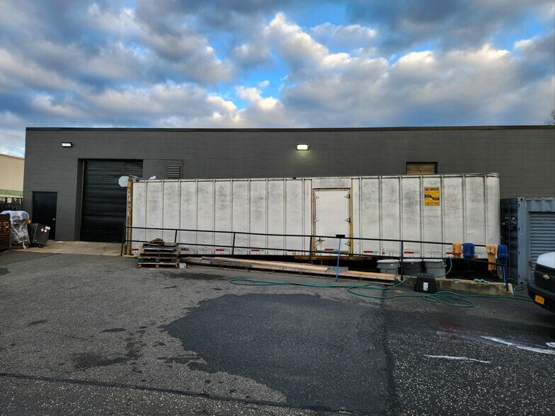 More Photos Of 80 Otis St, West Babylon Warehouse For Lease