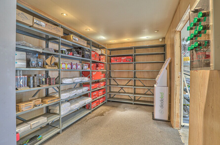 More Photos Of 50 Chamberlain St, Salinas Warehouse For Sale
