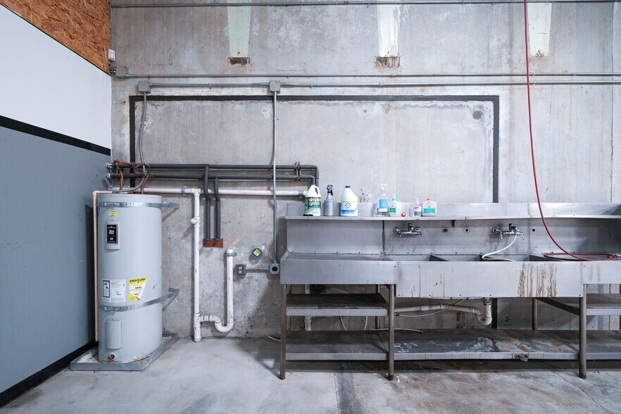 More Photos Of 1555-1557 SE Crystal Lake Dr, Corvallis Warehouse For Lease