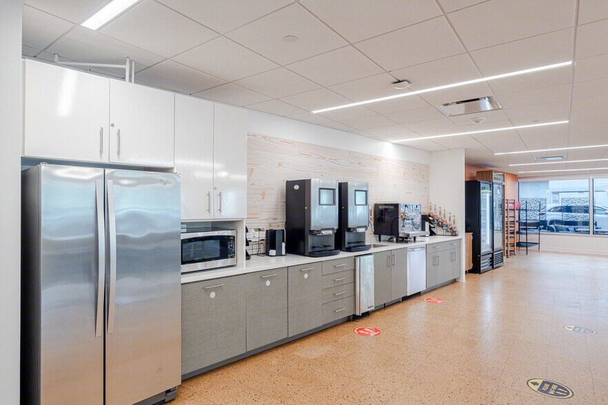 More Photos Of 2550 S Clark St, Arlington Office For Sale