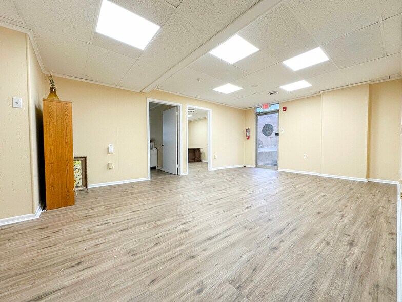 More Photos Of 1300 Industrial Blvd, Southampton Light Distribution For Lease