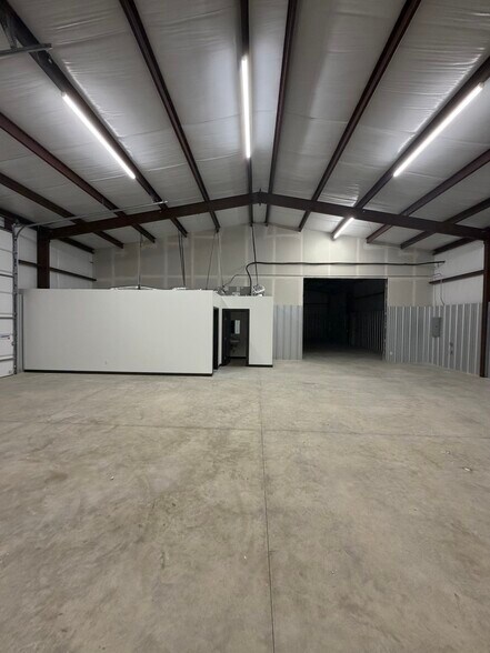 More Photos Of 5431 Old Granbury Rd, Granbury Warehouse For Lease
