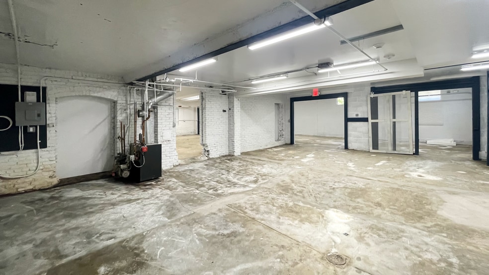 More Photos Of 554 Main St, Oakville Storefront Retail Office For Lease