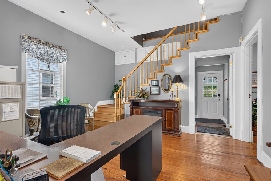 More Photos Of 122 N Locust St, Versailles Office For Sale