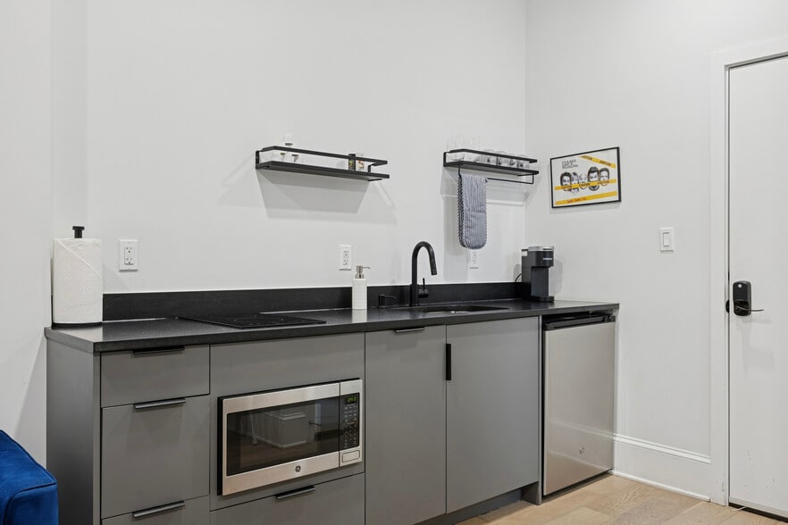 More Photos Of 1325 Spruce St, Philadelphia Hotel For Sale