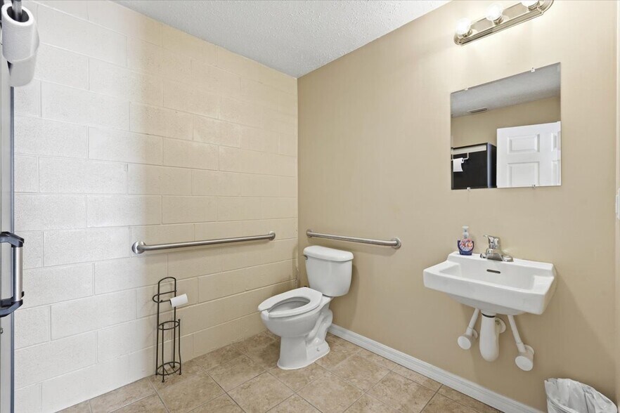 More Photos Of 1220 Biscayne Blvd, Deland Warehouse For Sale