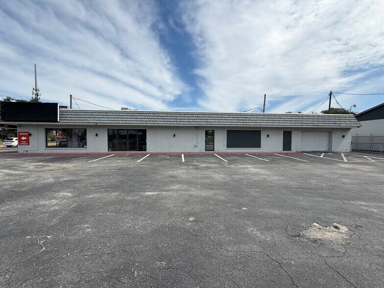 More Photos Of 9501 N Nebraska Ave, Tampa Freestanding For Sale