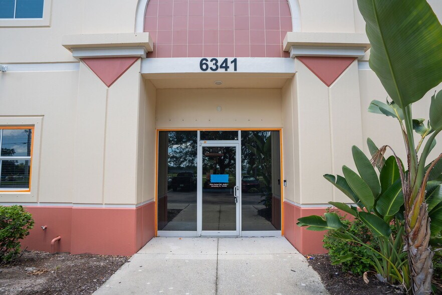 More Photos Of 6341 Porter Rd, Sarasota Light Distribution For Sale