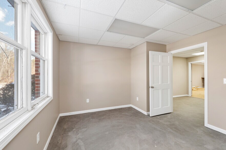 More Photos Of 5 Buttrick Rd, Londonderry Office For Lease