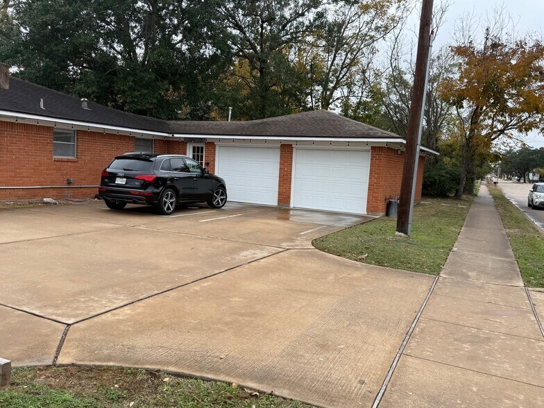 More Photos Of 1933 East Ave, Katy Office For Lease
