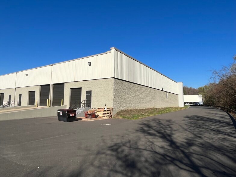More Photos Of 102 Commerce Dr, Moorestown Distribution For Lease