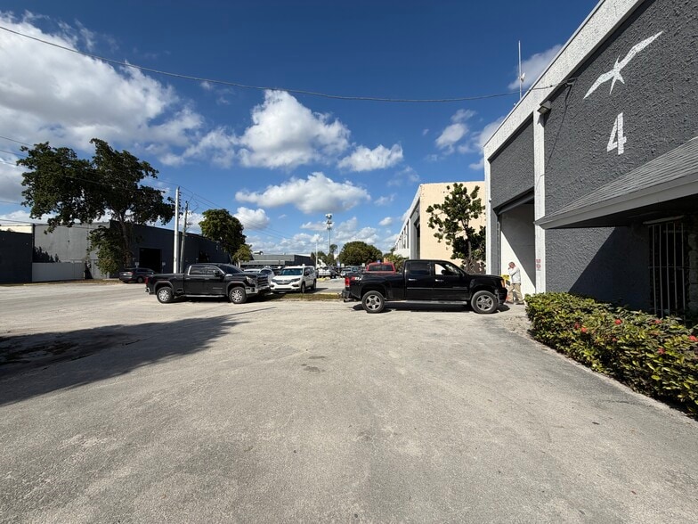 More Photos Of 13165 NW 47th Ave, Opa Locka Warehouse For Lease