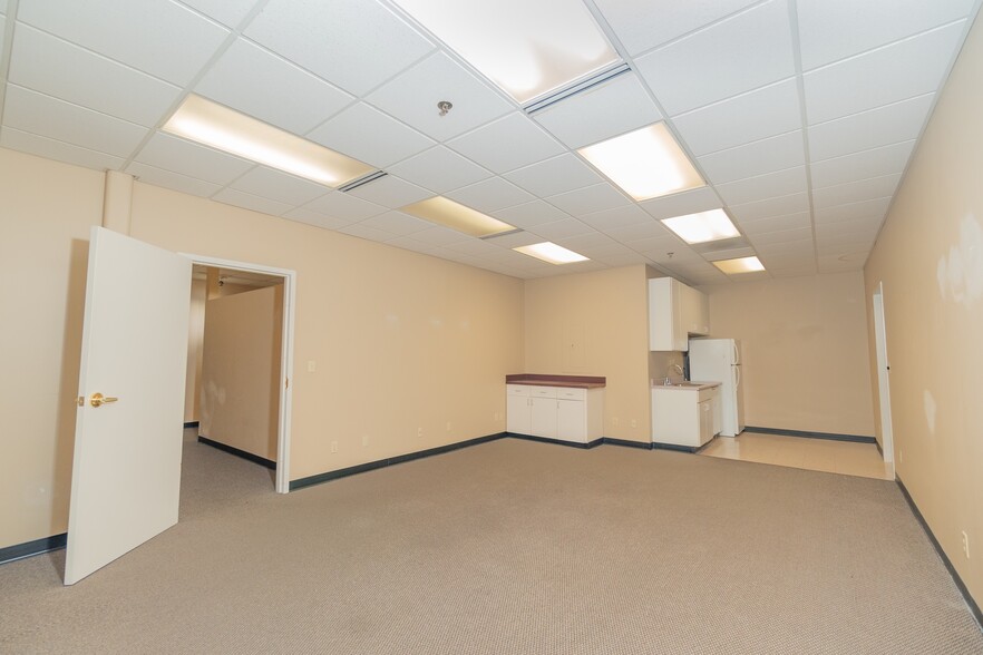 More Photos Of 2142 -2160 W Chesterfield Blvd, Springfield Storefront Retail Office For Lease