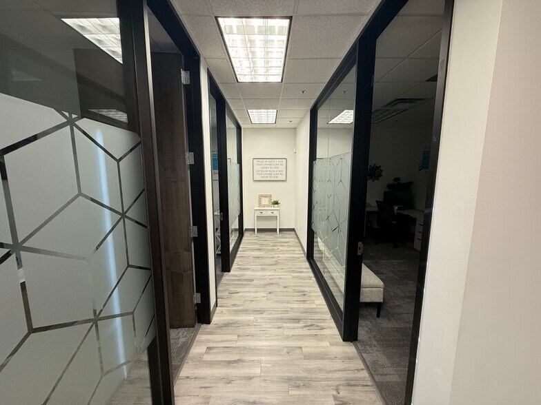 More Photos Of 17235 N 75th Ave, Glendale Unknown For Lease