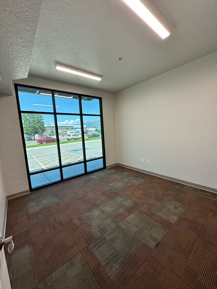 More Photos Of 340 N Kays Dr, Kaysville Flex For Lease