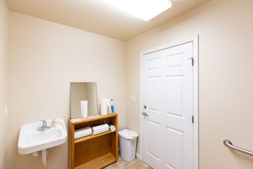 More Photos Of 200 N Wasco Ct, Hood River Warehouse For Sale