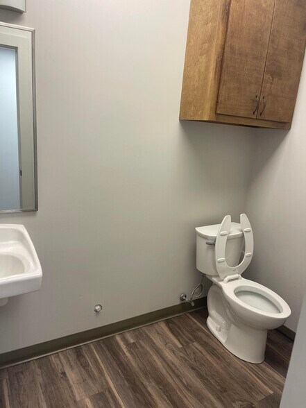 More Photos Of 2032 Wooddale Blvd, Baton Rouge Office For Lease