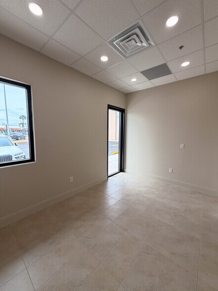 More Photos Of 2006 N 10th St, McAllen Storefront Retail Office For Lease