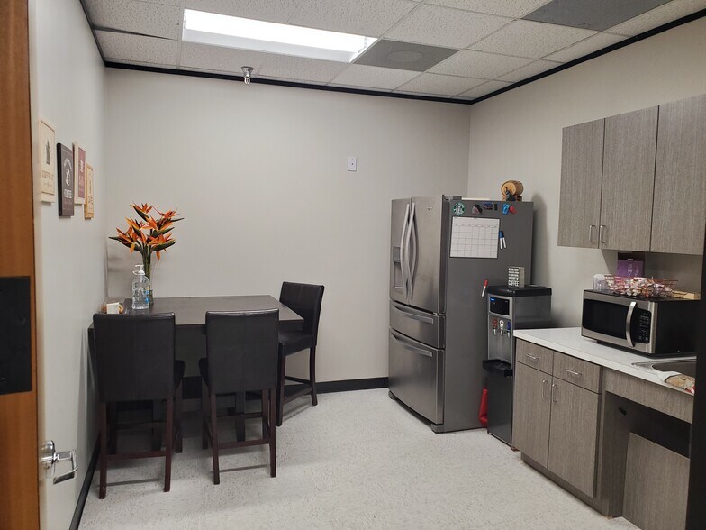 More Photos Of 1880 Dairy Ashford Rd, Houston Office For Lease