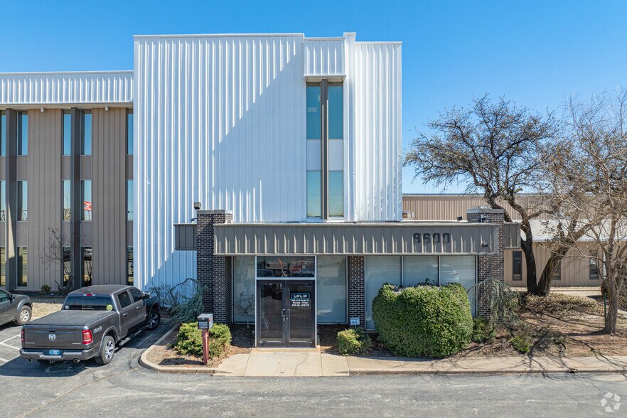 More Photos Of 8600 S I-35 Service Rd, Oklahoma City Warehouse For Sale