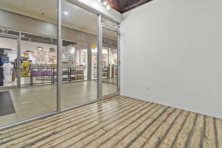 More Photos Of 384 Yonge St, Toronto Apartments For Sale