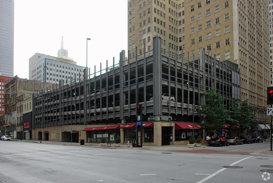 Primary Photo Of 110 N Akard St, Dallas Parking Garage For Lease