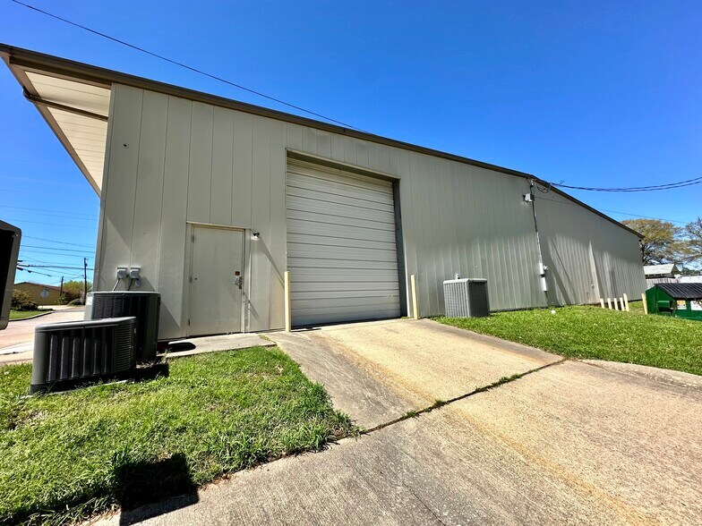 More Photos Of 3710 Jefferson Ave, Texarkana Flex For Lease