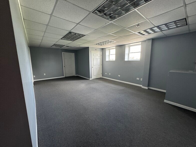 More Photos Of 189 Poplar Pl, North Aurora Warehouse For Lease