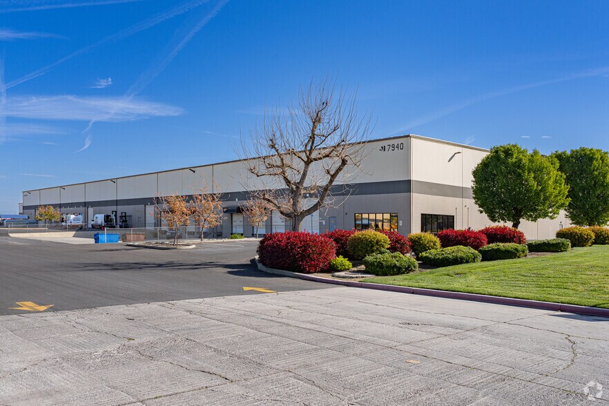 More Photos Of 7940 W Doe Ave, Visalia Distribution For Lease