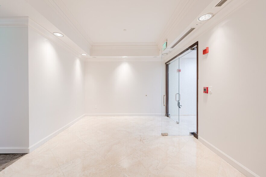 More Photos Of 420 Royal Palm Way, Palm Beach Office For Lease