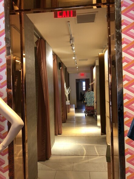 More Photos Of 313-321 John Ringling Blvd, Sarasota Storefront For Sale