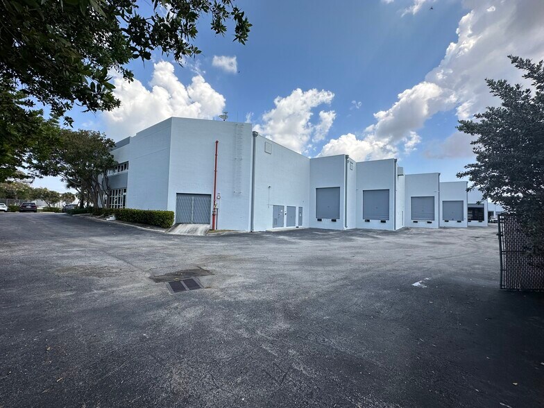 More Photos Of 2400 W Copans Rd, Pompano Beach Showroom For Lease