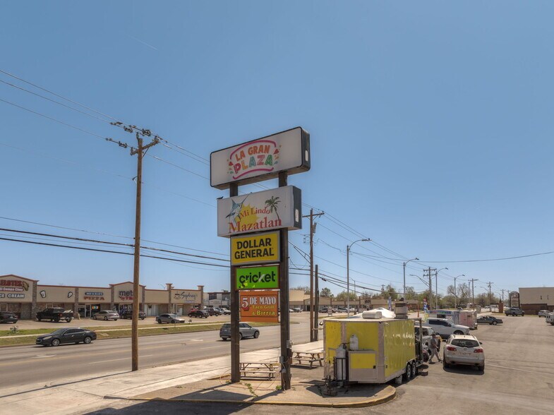 More Photos Of 2904 SW 44th St, Oklahoma City Flex For Lease