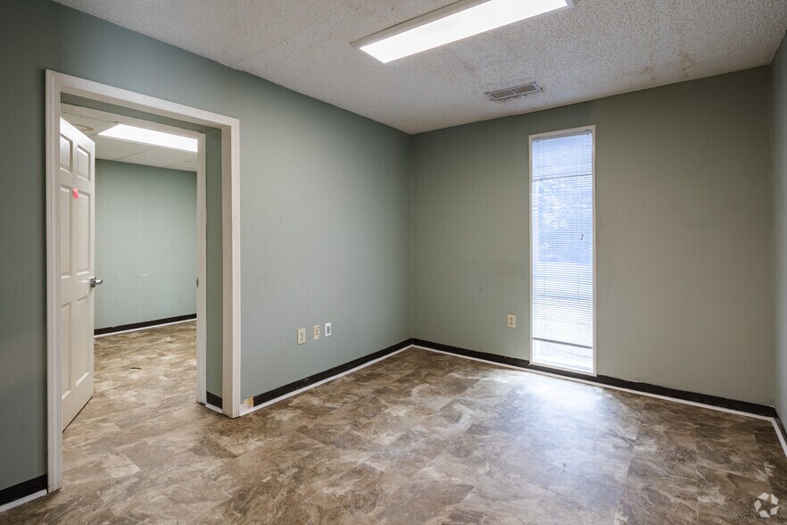 More Photos Of 13031 Veterans Memorial Hwy, Douglasville Warehouse For Lease