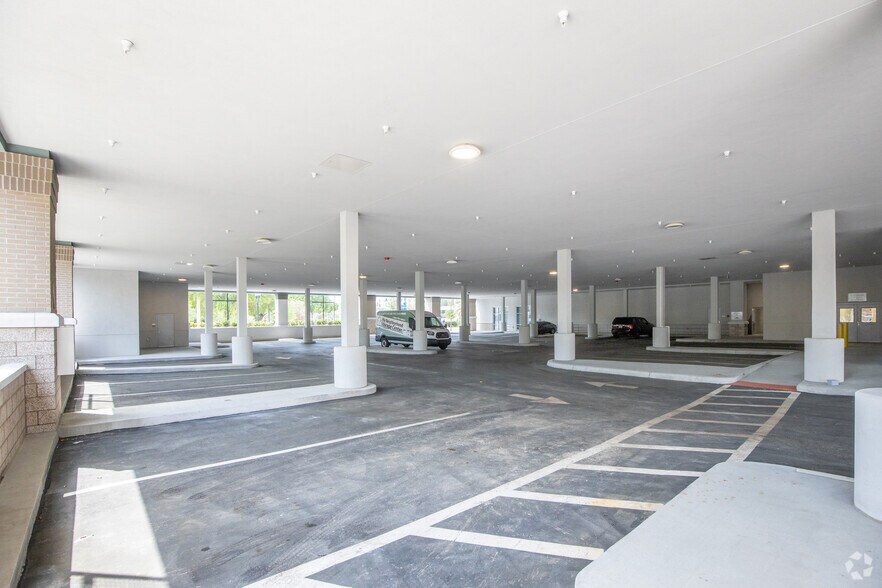 More Photos Of 100-108 E Colonial Dr, Orlando Specialty For Lease