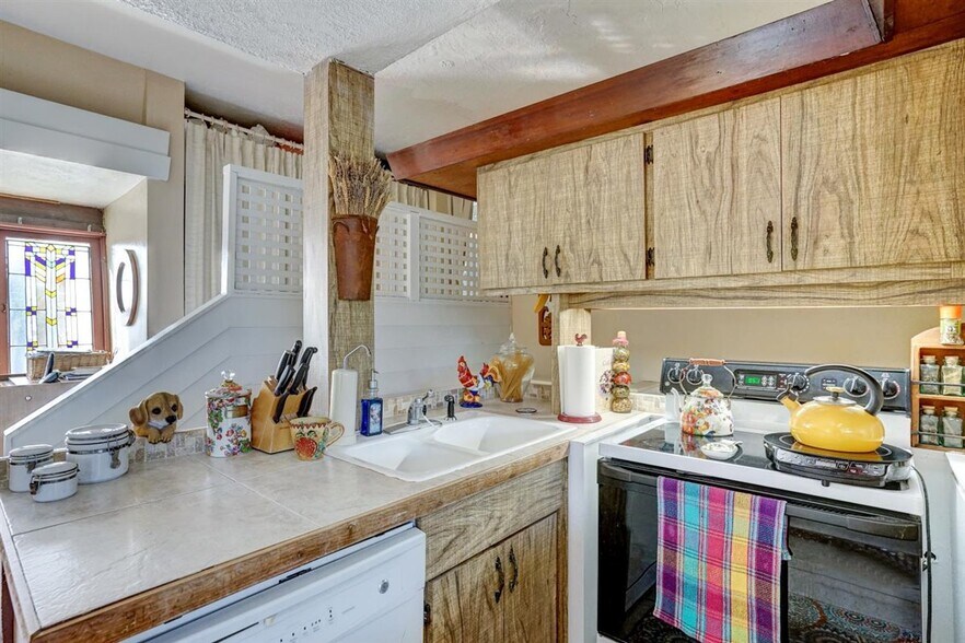 More Photos Of 1064 Broadway, Dunedin Hotel For Sale